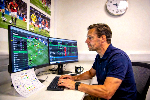 足球数据分析师正在电脑前分析比赛数据图表